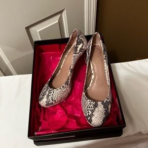 Vince Camuto snakeskin print heels. Size 6